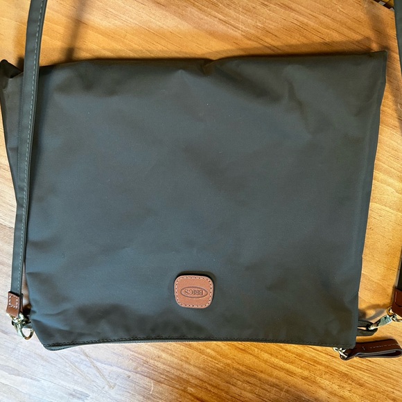 BRIC Duffle with small shoulder bag attached.  Trolley strap for easy traveling - Picture 9 of 11